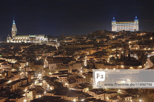 Spanien  Toledo  Blick auf beleuchtetes Stadtbild mit Kathedrale und Alcazar im Hintergrund bei Nacht
