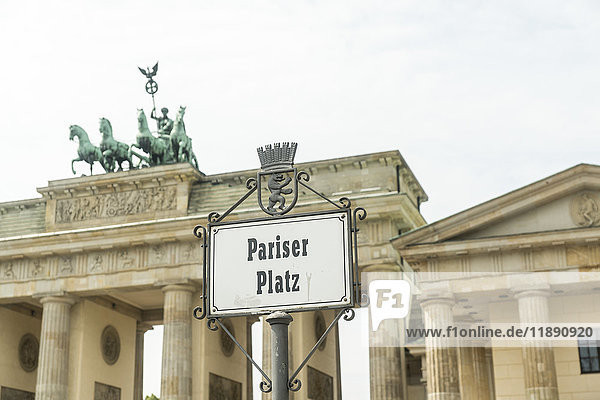 Deutschland  Berlin  Brandenburger Tor  Schild'Pariser Platz'.