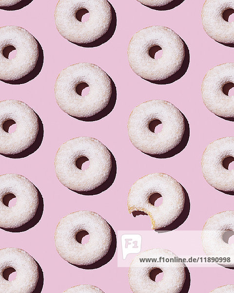 Doughnuts auf rosa Hintergrund