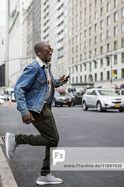 USA  New York City  Manhattan  stilvoller Mann in der Stadt
