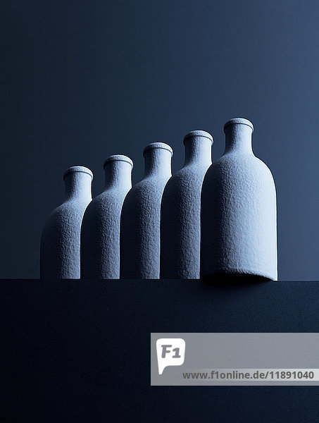 Reihe von fünf Flaschen vor dunklem Hintergrund  3D-Rendering