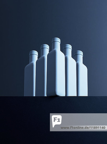 Fünf Flaschen vor dunklem Hintergrund  3D-Rendering