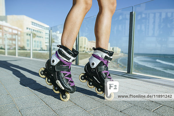 Nahaufnahme von Frauenbeinen mit Inline-Skates