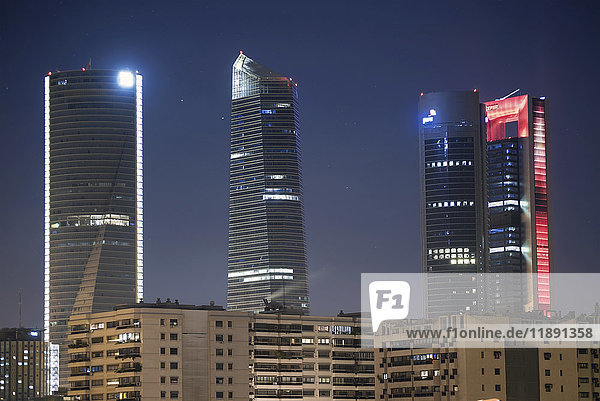 Spanien  Madrid  beleuchtete Wolkenkratzer im Finanzviertel bei Nacht