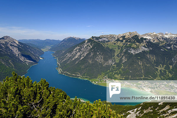 Österreich  Tirol  Blick auf den Achensee mit Rofan und Pertisau im Hintergrund