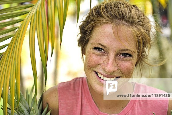 Dominikanische Republik  Porträt der lachenden erdbeerblonden jungen Frau mit Sommersprossen