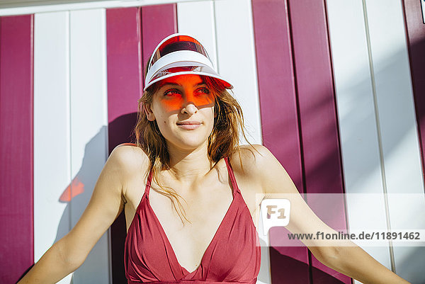 Portrait einer jungen Frau mit Bikini und Sonnenblende