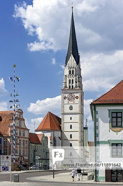Main square mit maypole  parish church St. Johannes Baptist  Pfaffenhofen  Upper Bavaria  Bavaria  Germany  Europe