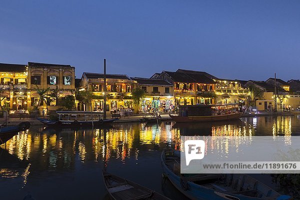 Altstadt bei Nacht  Fluss Thu Bon im Vordergrund  Hoi An  Vietnam  Asien