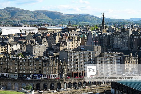 Blick vom Calton Hill auf die Altstadt  Edinburgh  Schottland  Vereinigtes Königreich  Europa