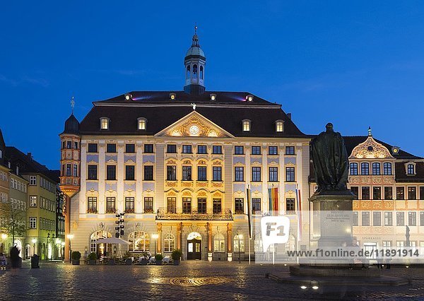Rathaus und Prinz-Albert-Denkmal  Marktplatz  Coburg  Oberfranken  Franken  Bayern  Deutschland  Europa