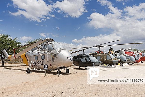 Rettungshubschrauber Sikorsky Chickasaw Cargo  1949-1970  hinter weiteren Hubschraubern  Pima Air and Space Museum  PASM  Tucson  Arizona  USA  Nordamerika