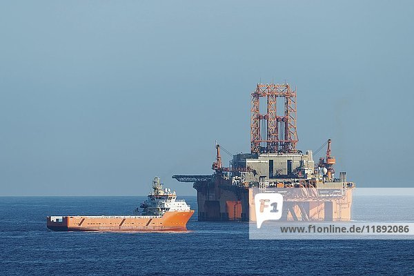 Versorgungsschiff Normand Aurora neben der Ölplattform West Phoenix  Ölförderung  Nordsee
