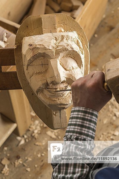 Schnitzen des Mundes einer Holzmaske mit Holzschnitzwerkzeugen  Holzmaskenschnitzer  Bad Aussee  Steiermark  Österreich  Europa