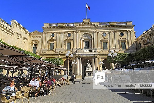 Königin-Victoria-Statue vor dem Gebäude der Nationalbibliothek  Platz der Republik  Valletta  Malta  Europa