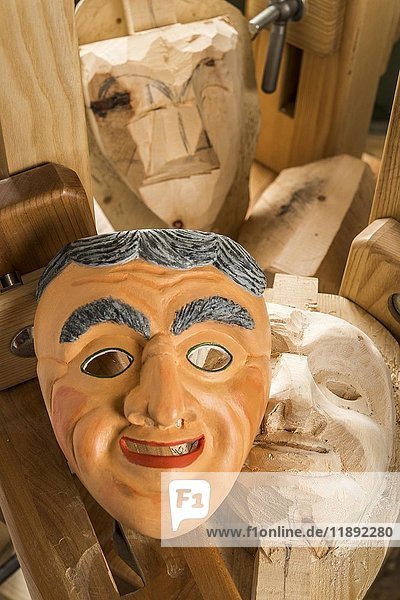 Bemalte Holzmaske auf einer Werkbank  Holzmaskenschnitzer  Bad Aussee  Steiermark  Österreich  Europa