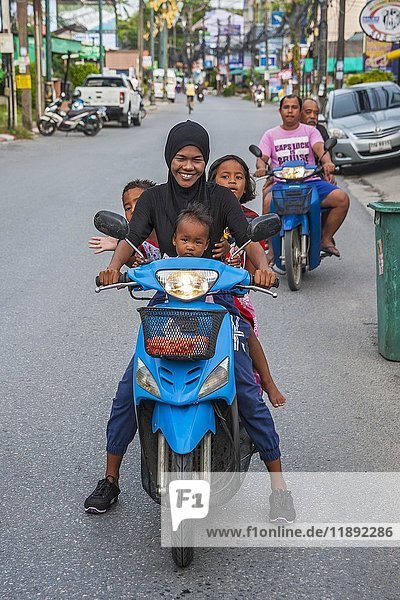 Mutter mit drei Kindern auf Motorroller  Chalong Bay  Phuket  Thailand  Asien