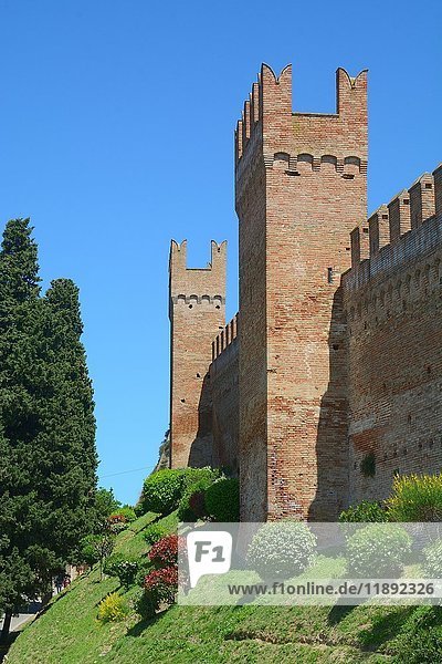 Mauer und Türme der Burg Gradara  Gradara  Marken  Italien  Europa