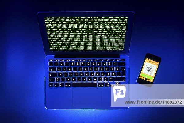 Laptop  symbolisches Bild  Internetkriminalität  Computerkriminalität  Computerhacker  Datensicherheit  Quick Response QR-Code auf Smartphone