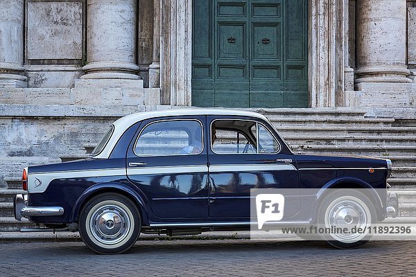 Oldtimer Fiat 1100 auf der Straße  Rom  Italien  Europa