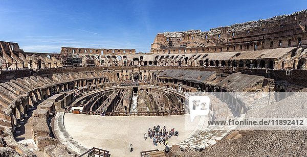 Kolosseum mit Touristen  Innenansicht  Rom  Italien  Europa