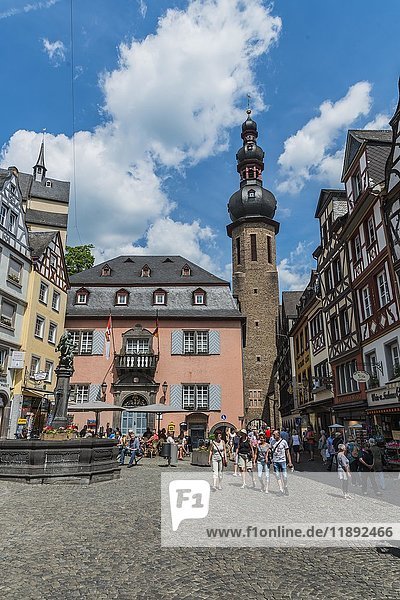 Kirchturm und Tor  Marktplatz mit Martinsbrunnen  Moseltal  Cochem  Rheinland-Pfalz  Deutschland  Europa