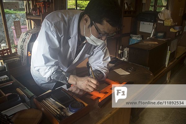 Japaner bemalt Nachbildung der Torii als Opfergabe Fushimi Inari-Taisha Schrein Kyoto Honshu Japan Asien