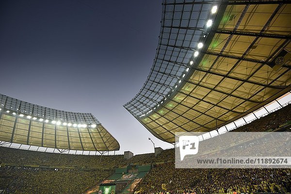 Dortmund-Fanblock  Blaue Stunde  DFB-Pokalfinale  Olympiastadion Berlin  Deutschland  Europa