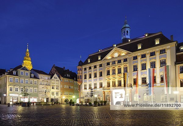 Rathaus am Marktplatz mit Kirche St. Moritz  Coburg  Oberfranken  Franken  Bayern  Deutschland  Europa
