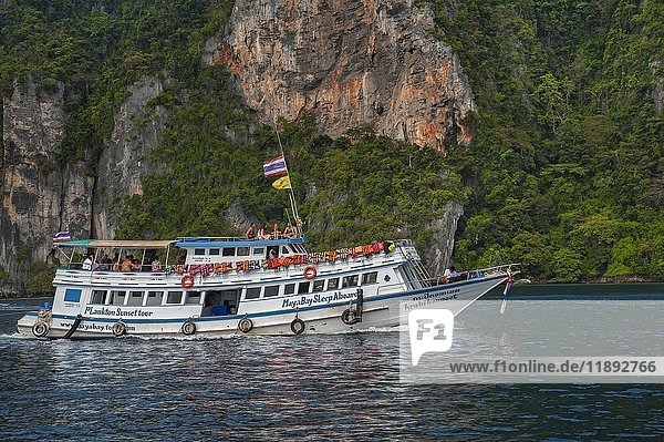 Touristenboot vor einer Felswand  Ko Phi Phi Island  Phuket  Thailand  Asien