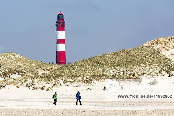 Spaziergänger am Strand Leuchtturm Amrum Nordfriesische Inseln Schleswig-Holstein Deutschland Europa