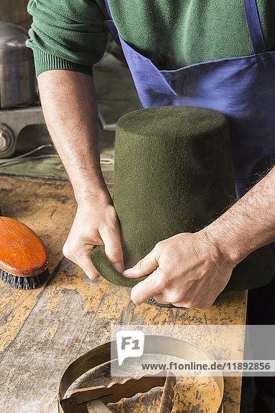 Mann beim Anpassen eines nassen Hutkörpers an eine Holzform  Hutmacherwerkstatt  Bad Aussee  Steiermark  Österreich  Europa
