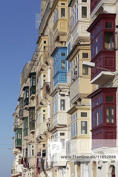 Bunte hölzerne Erkerfenster an Fassaden  Marsamxett Street  historisches Zentrum  Valletta  Malta  Europa