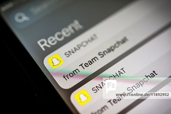 Snapchat  Neue Nachrichten  Benachrichtigungen  App-Symbol  Logo  Display  Bildschirm  Handy  Smartphone  Instant-Messenger-Dienst  soziales Netzwerk  Makroaufnahme  Detail  Vollbild