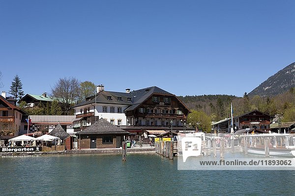 Anlegestelle mit Hotel Schiffmeister  Schönau am Königssee  Berchtesgaden  Bayern  Deutschland  Europa