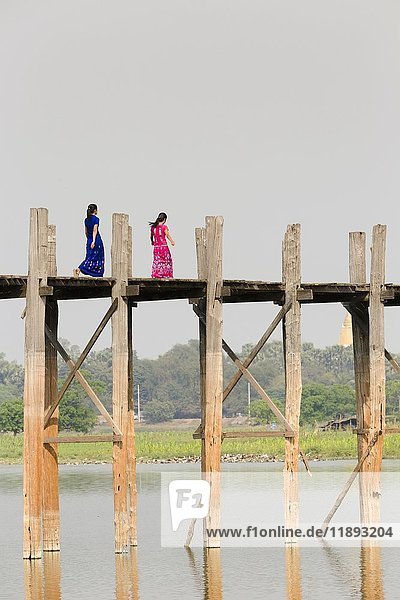 Menschen beim Überqueren der U Bein-Brücke  Taungthaman-See  Region Mandalay  Myanmar  Asien