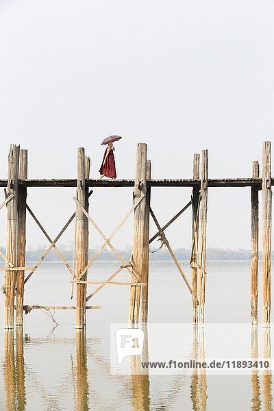 Mönch beim Überqueren der U Bein Brücke  Taungthaman See  Region Mandalay  Myanmar  Asien
