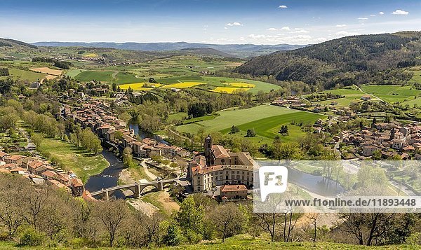 Mäander des Flusses Allier  Dorf Lavoute-Chilhac  Departement Haute-Loire  Auvergne-Rhône-Alpes  Frankreich  Europa