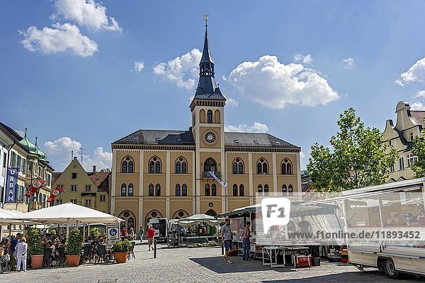 Town hall  weekly market  Lower Main Square  Pfaffenhofen  Hallertau  Upper Bavaria  Bavaria  Germany  Europe