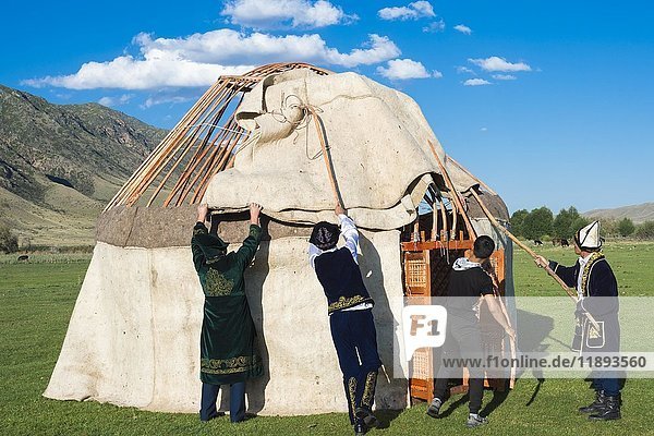 Kasachische Männer bauen eine Jurte auf  Dorf Sati  Tien-Shan-Gebirge  Kasachstan  Asien