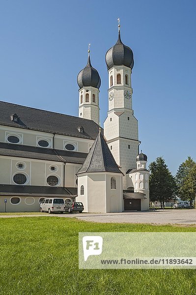 Wallfahrtskirche zur Heiligen Dreifaltigkeit in Weihenlinden  Bruckmühl  Oberbayern  Bayern  Deutschland  Europa