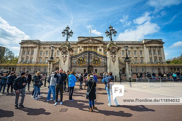Touristen vor dem Buckingham Palace  Westminster  London  England  Vereinigtes Königreich  Europa