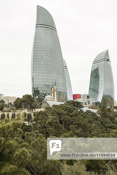Bakuer Flammentürme  Blick vom Da?üstu Park  Baku  Aserbaidschan  Asien