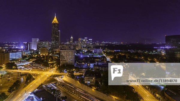 Zeitraffer von Auto-Lichtspuren gegen Skyline bei Nacht  Atlanta  Georgia  USA
