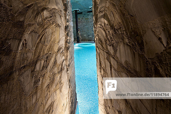 Europa  Italien  Helvetia Thermal SPA Hotel Porretta Terme  Frau posiert im Spa-Pool