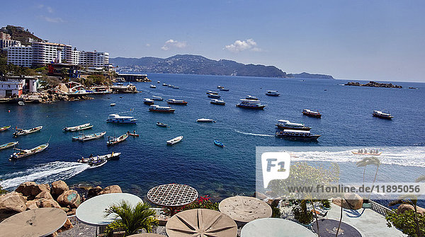 Amerika  Mexiko  Guerrero  Acapulco Stadt  zona traditional  Blick über die Bucht vom Hotel Boca Chica Beach