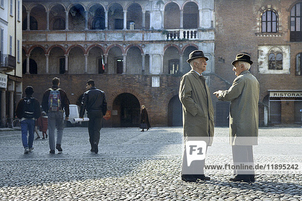 Ältere Menschen im Gespräch auf der Piazza della Vittoria  Pavia - Italien