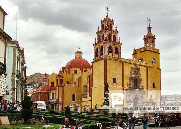 Guanajuato ist eine Stadt und Gemeinde in Zentralmexiko und die Hauptstadt des gleichnamigen Bundesstaates. Das Zentrum der modernen Stadt ist die Plaza de la Paz (Platz des Friedens)  auch bekannt als Plaza Mayor (Hauptplatz). Seit der Kolonialzeit errichteten die reichsten Familien der Stadt hier ihre Hauptwohnsitze  außerdem Regierungsgebäude und die Pfarrkirche  die heute eine Basilika ist. Dieser Platz ist ein Garten mit der Skulptur einer Frau  die den Frieden darstellt. Ihre Aufstellung Ende des 19. Jahrhunderts führte dazu  dass der offizielle Name in Plaza de la Paz geändert wurde. Heute ist der Platz von der Basilika  anderen Kirchen  Regierungs- und Geschäftsgebäuden umgeben  von denen viele einst Villen waren.