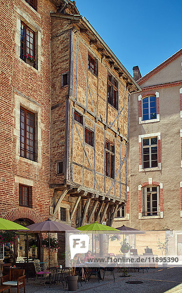 Europa  Frankreich  Okzitanien  Lot  Cahors Stadt  die Altstadt  Cafés in der mittelalterlichen Stadt
