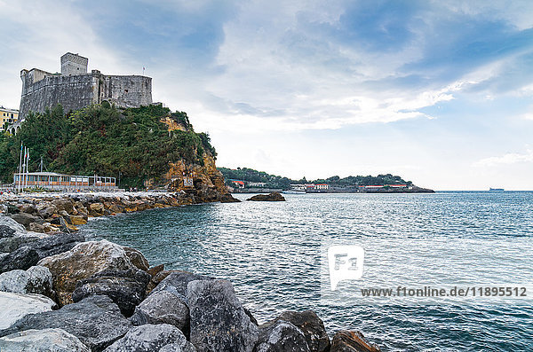 Italien  Lerici  die Hafenmole und das Schloss mit Blick auf den Golf von Tigullio